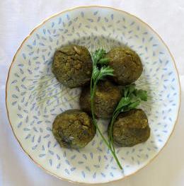 Dish with okara and spinach meatballs and parsley